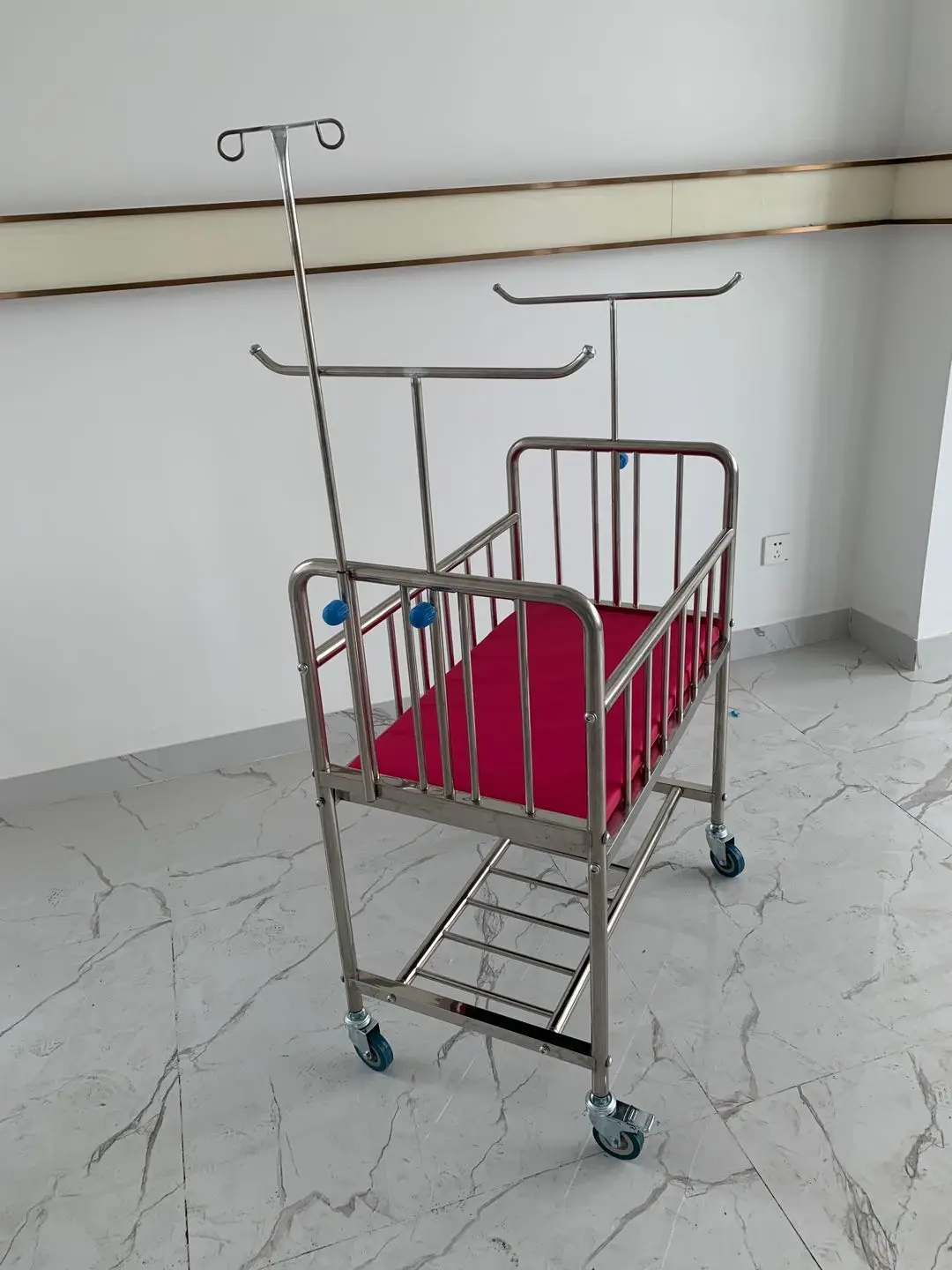 Больничная детская кровать из нержавеющей стали с матрасом