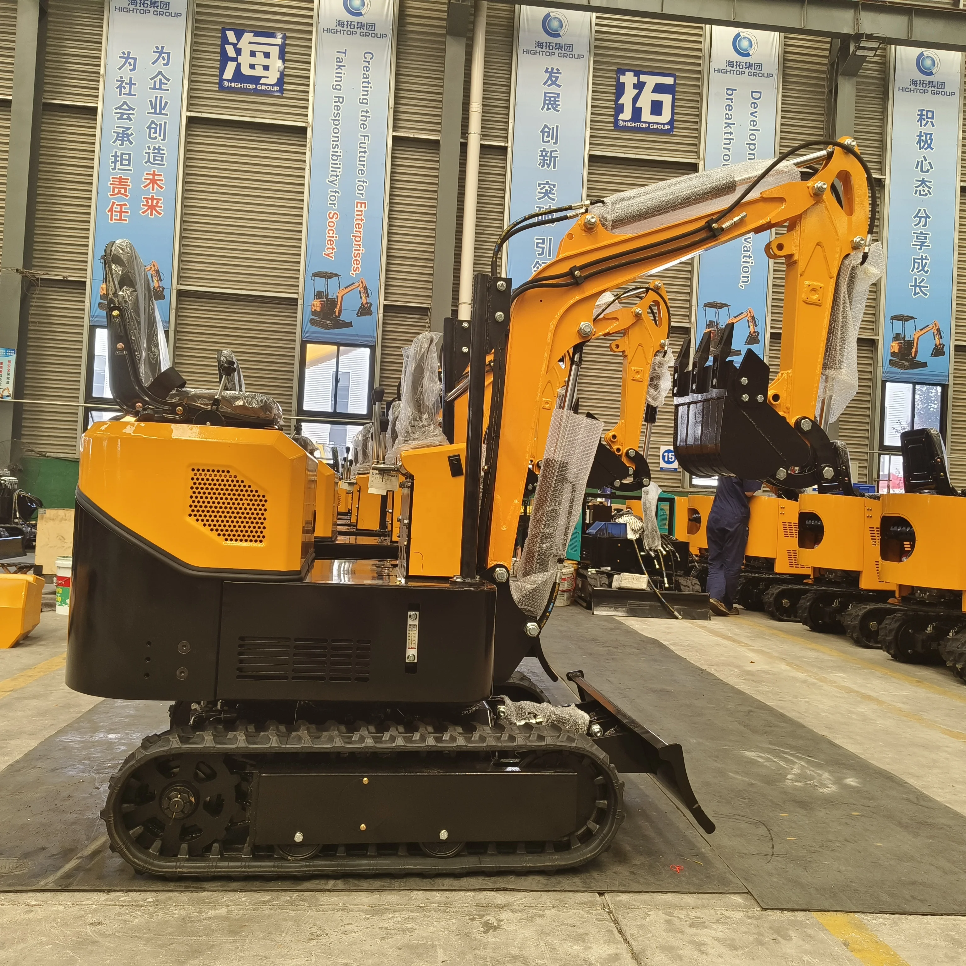 Hightop 1000kg 1T HT10C Diesel Engine Mini Crawer Excavator Small Digger Bagger Machine with Hydraulic Pilot Joystick Operation