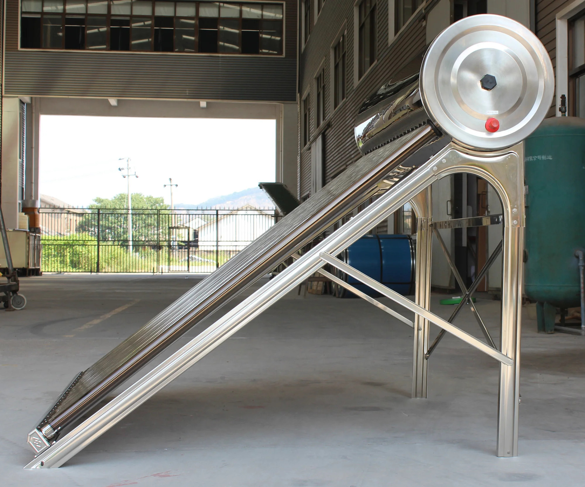 Thermosiphon stainless steel non-pressurized solar water heater system for household hot water