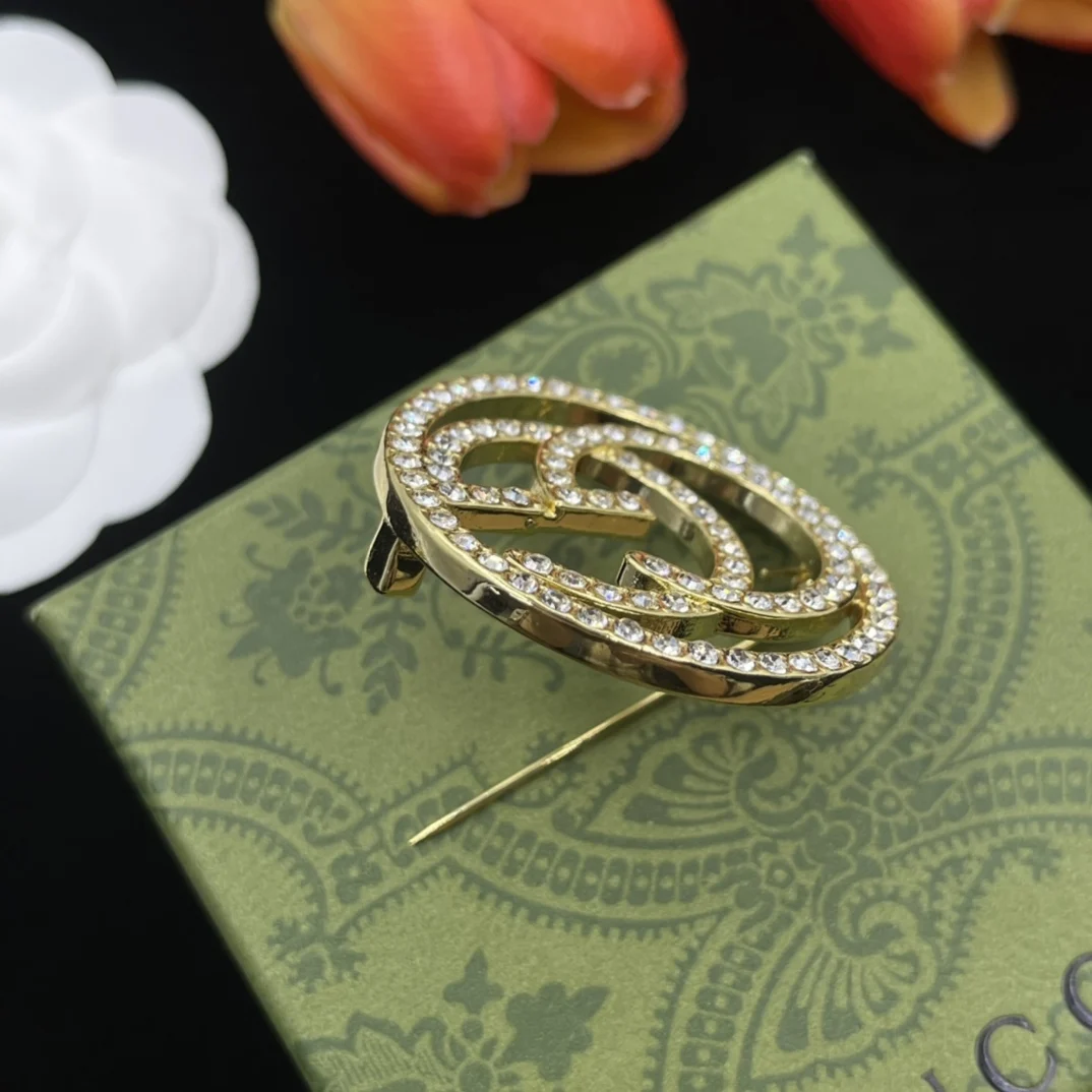 Gucc 925 sterling silver letter brooch, a fashionable retro high-end luxury style brand, factory direct sales and wholesale