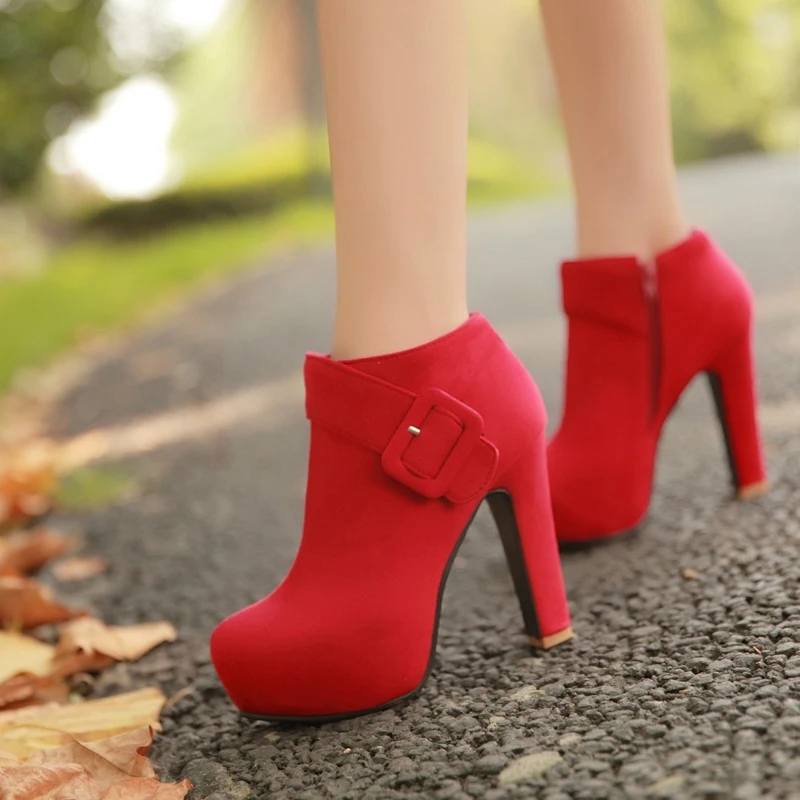 
Пикантные ботильоны на платформе с пряжкой и круглым носком на массивном высоком каблуке красные свадебные ботинки из искусственной замши 