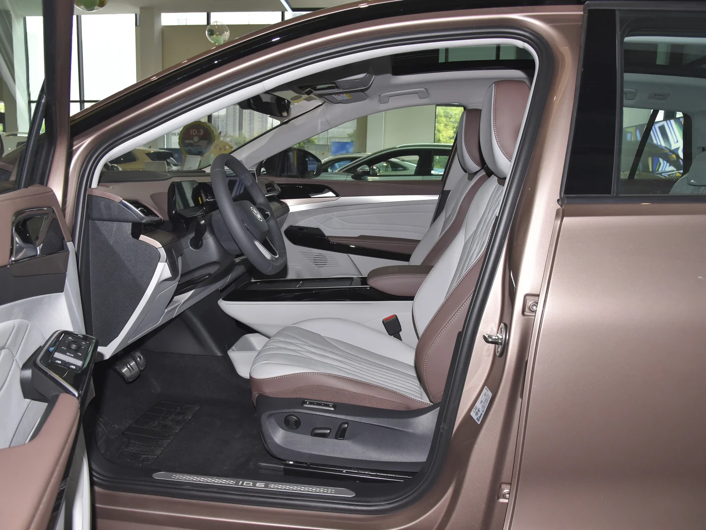 Second Hand Use Electrical Cars VW ID6 X Pro Electric Vehicle Golden 617 kilometers  Long Cruising Range Version used car car