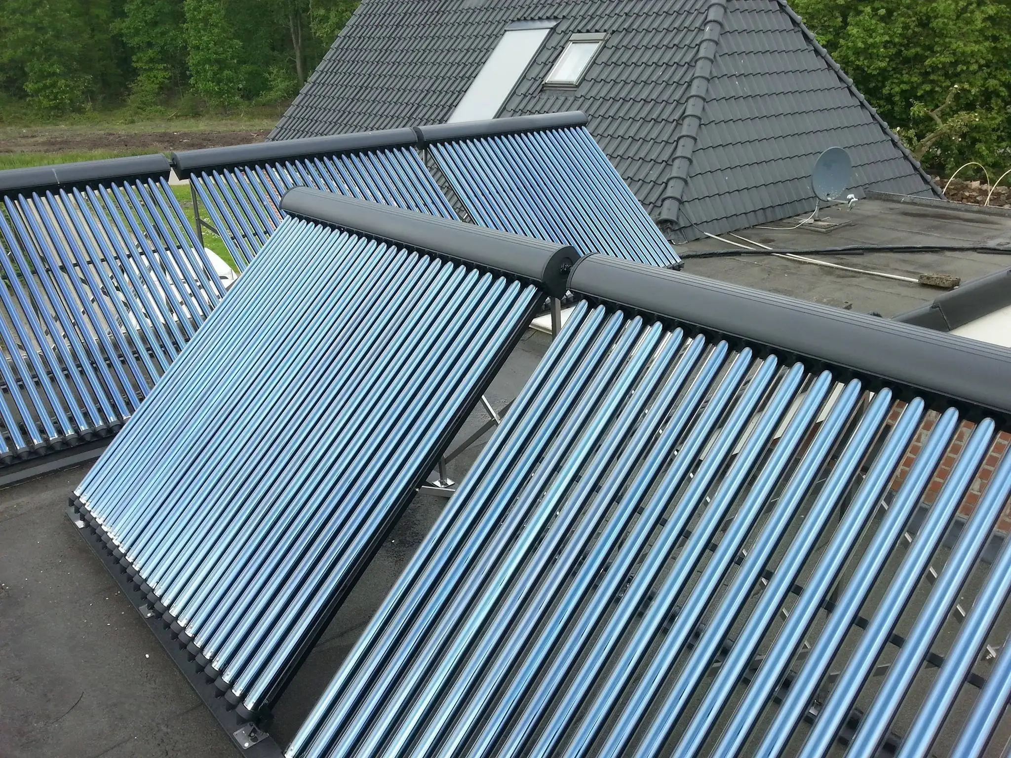 Установленные солнечные коллекторы тепловых труб