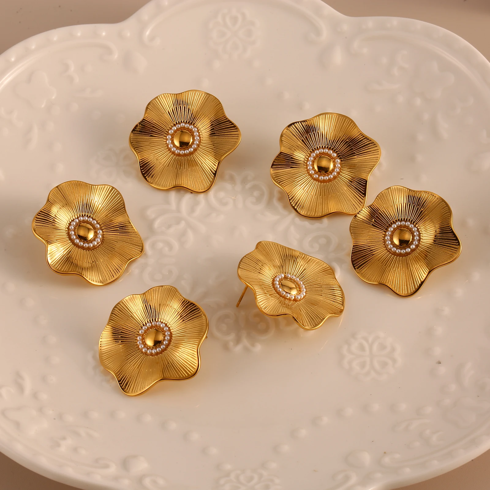 New Designer PVD Gold Plated Yellow Gold Flower Stud Earrings Tarnish Free Stainless Steel Pearl Earrings Jewelry