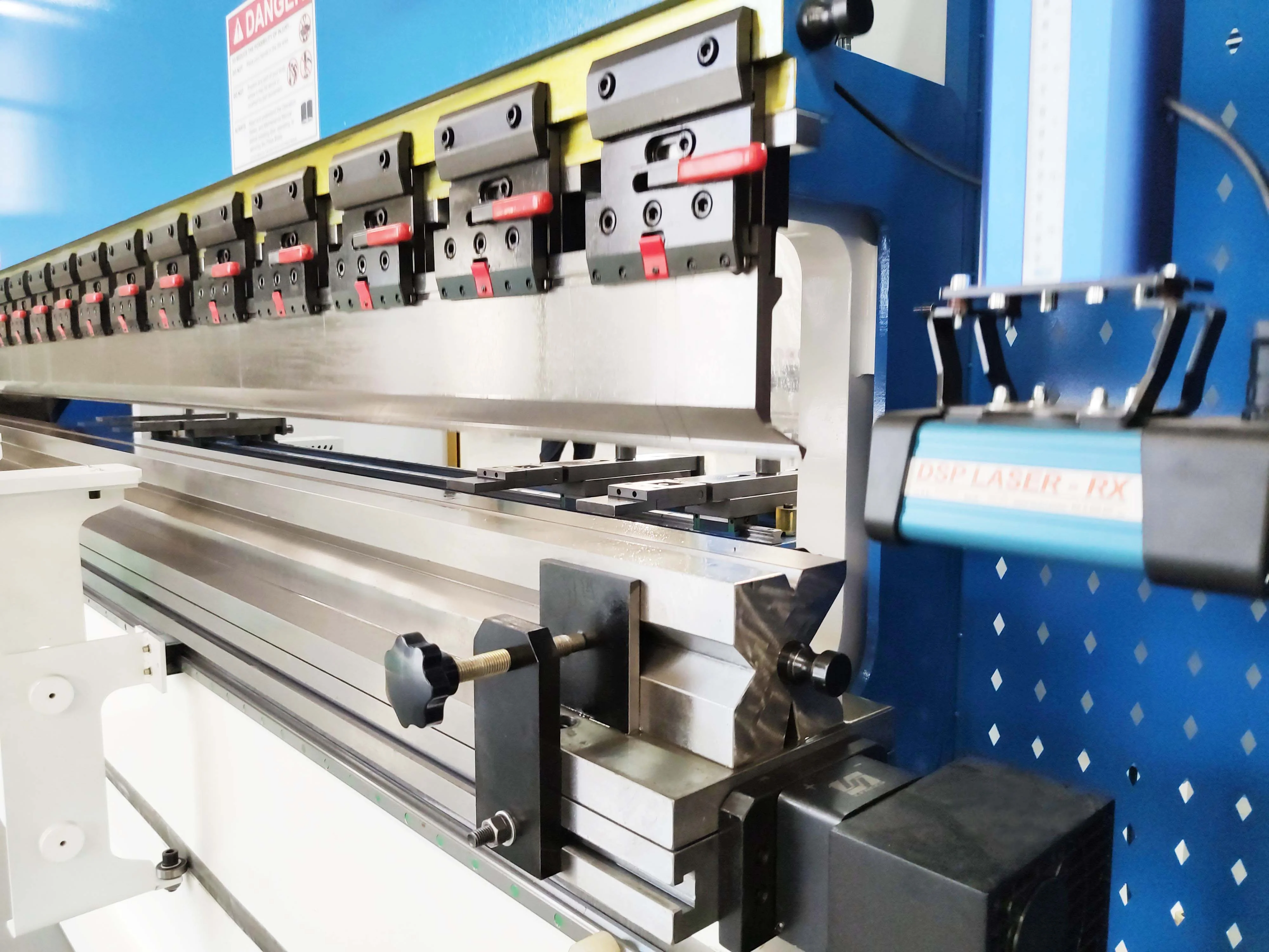 2022 New Arrival 200 Ton Genius DA66T 6 Axis Hydraulic Bending Machine For Metal Plate