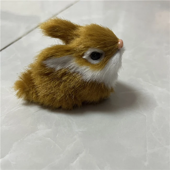 Реалистичный и милый белый плюшевый кролик