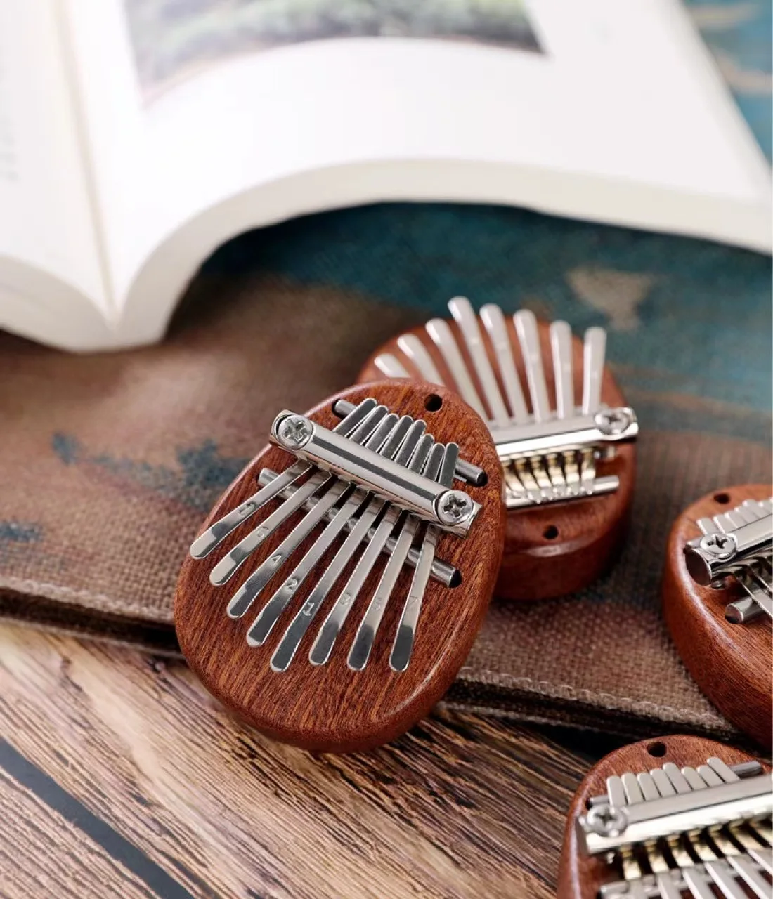 Super Mini Solid Wood Crystal Thumb Piano Pendant African Kalimba Good Sound Heart Shaped 8 Key Mbira Mini Kalimba Finger Thumb