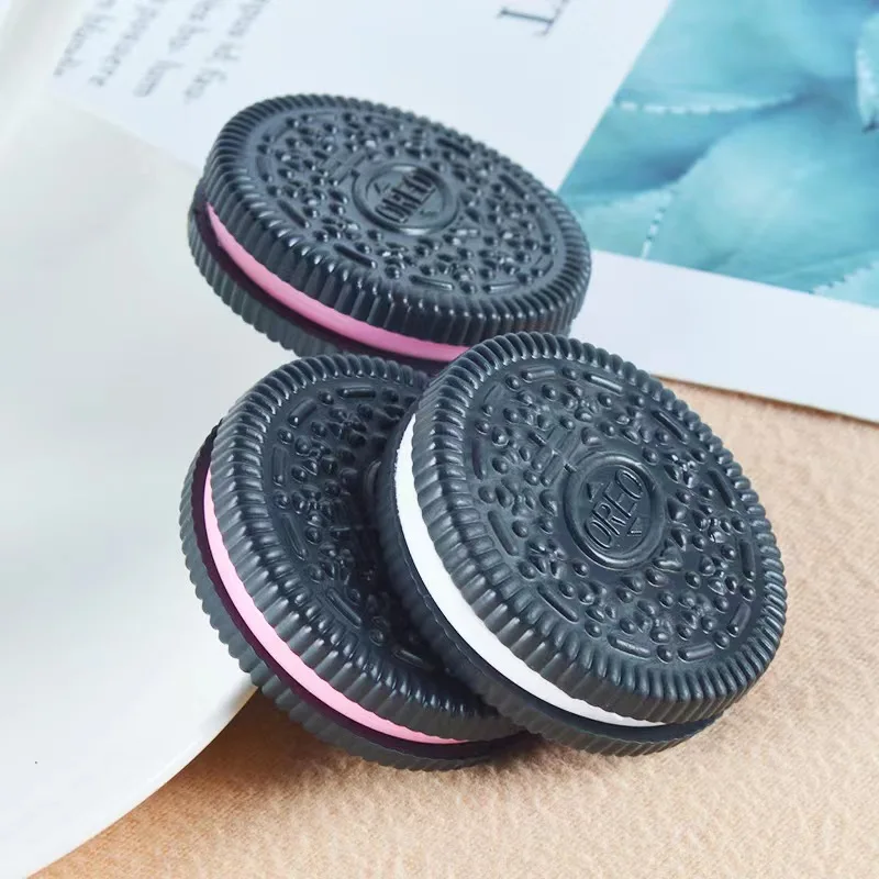 Simulation Oreo biscuit model food game key chain pendant PVC simulation food shooting props fun toys