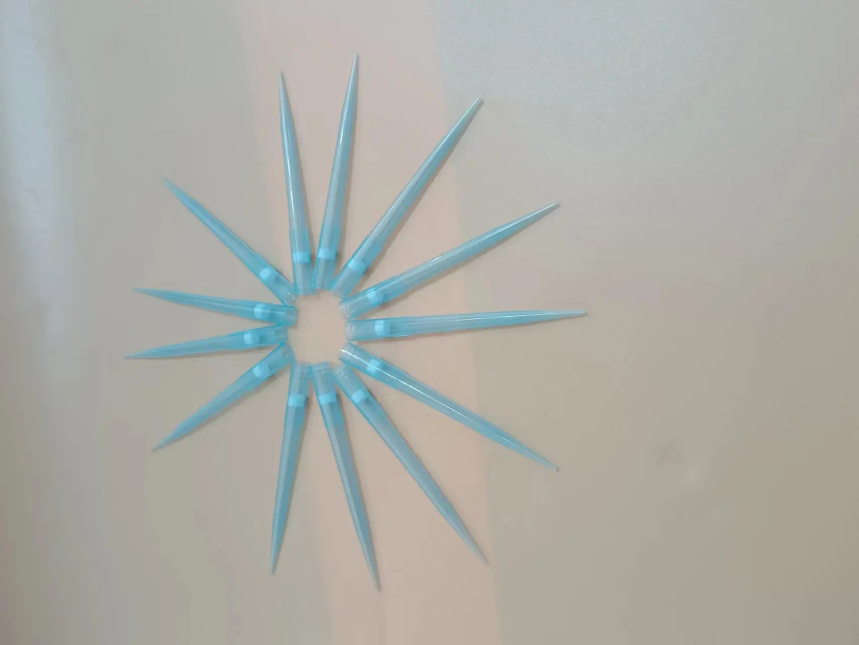 Factory Wholesale Customized Triangular Cone Type Micropipette Lab Consumable Universal Filter Pipette Tip