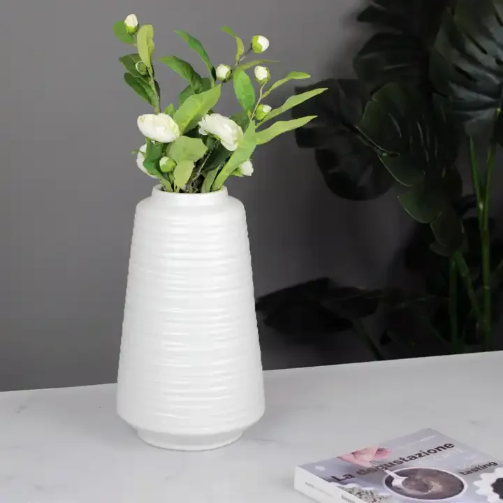 Nordic style  Ceramic Flower Vase Vintage Table Porcelain White Vase for Living Room Indoor Home Decoration