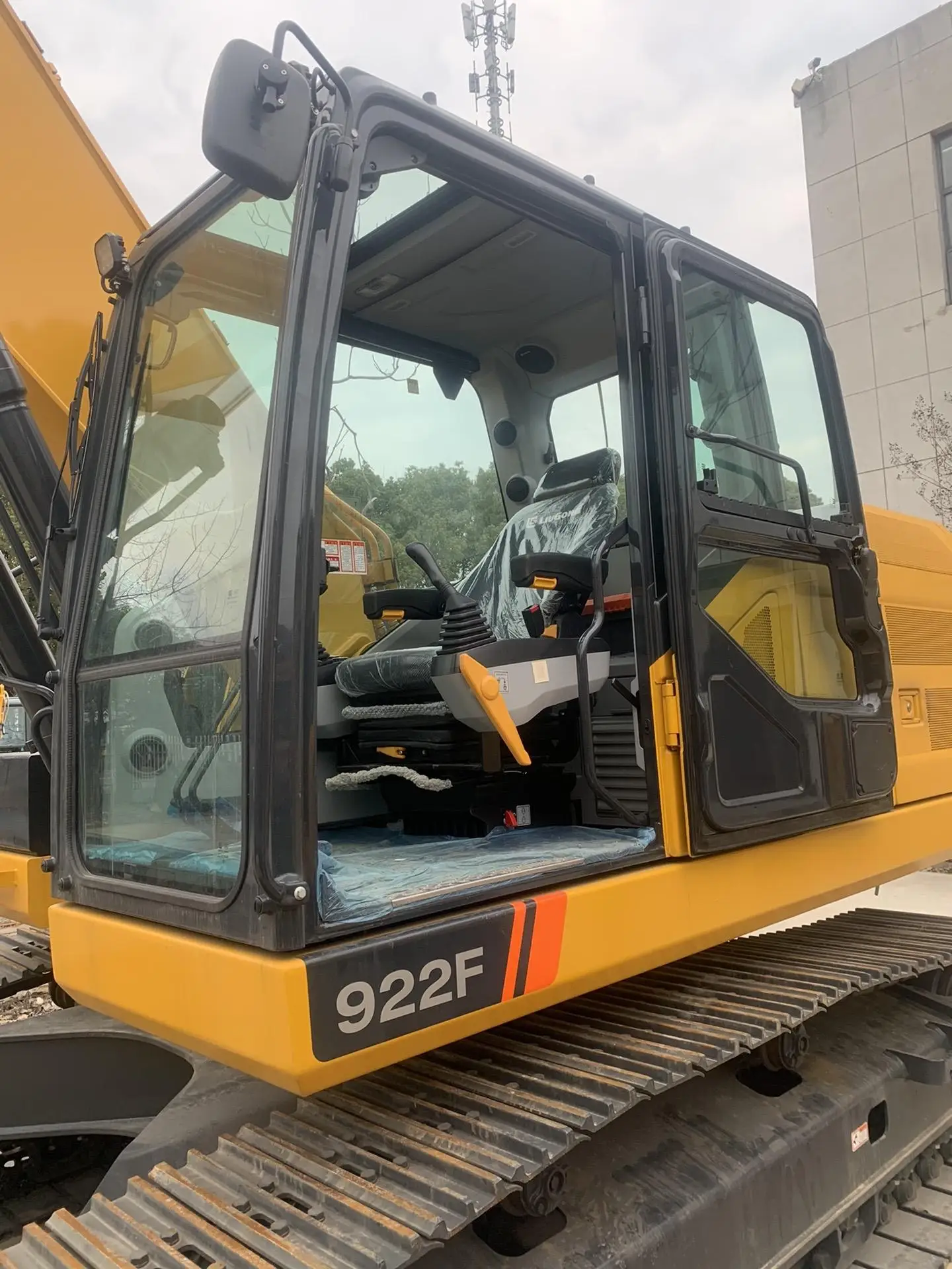 Powerful Performance: 922F Medium Excavator Offering 22 Tons of Force