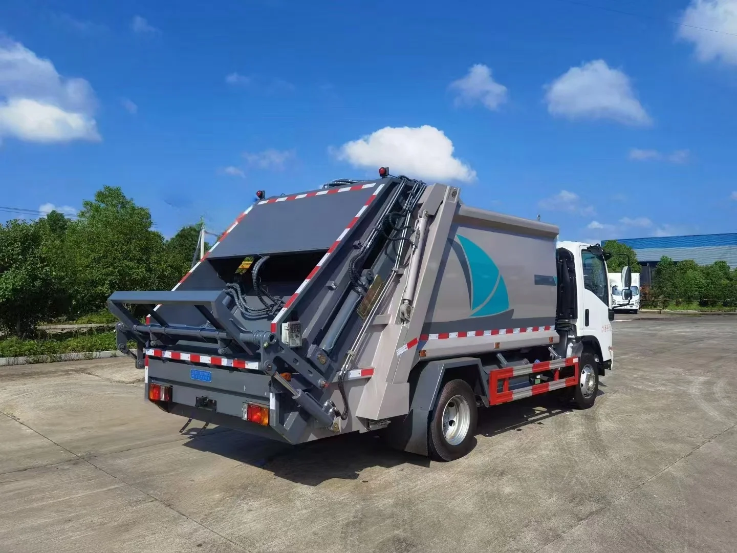 Factory direct sale Isuzu 9cubic meters garbage compression truck for garbage collection and transportation