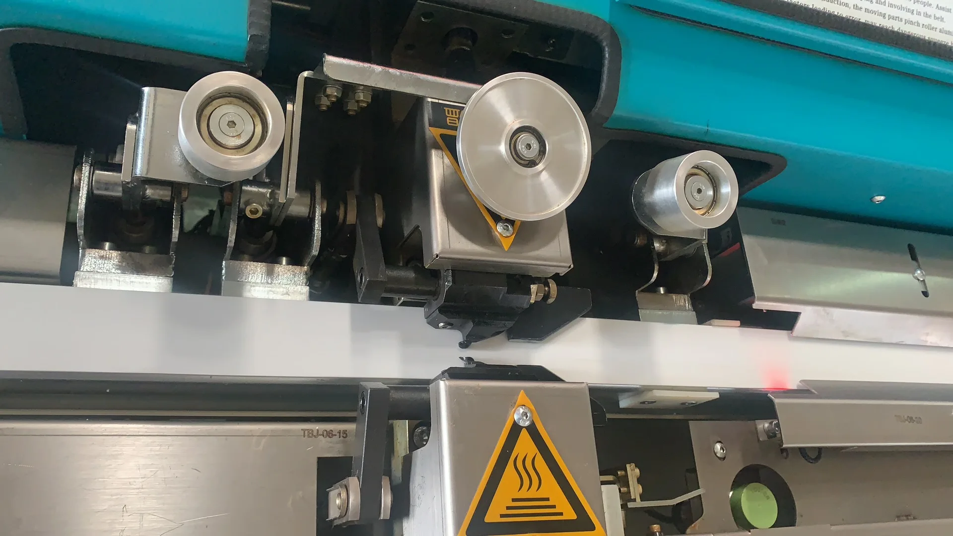 Automatic butyl extruder machine for insulating glass unit