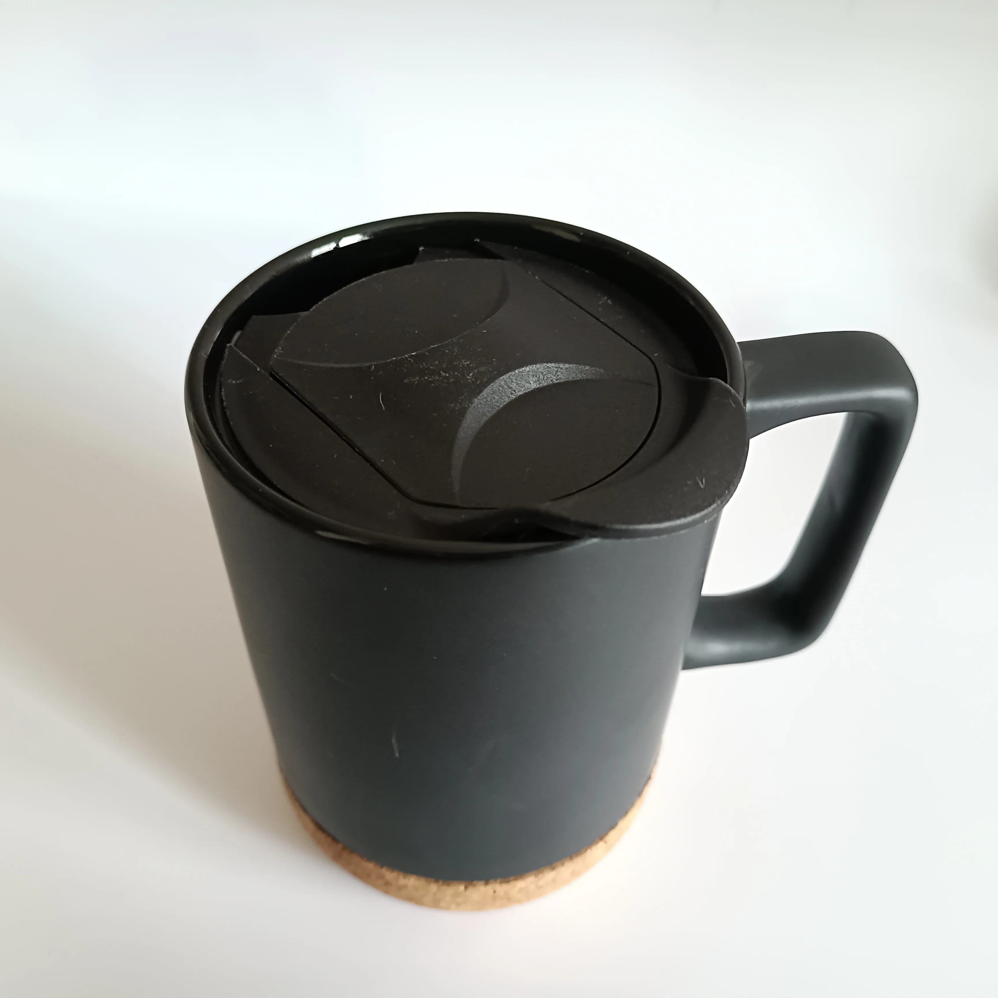 Eco-friendly outer matte glaze  inside shiny glaze finished ceramic coffee mug  with handle and cork bottoms