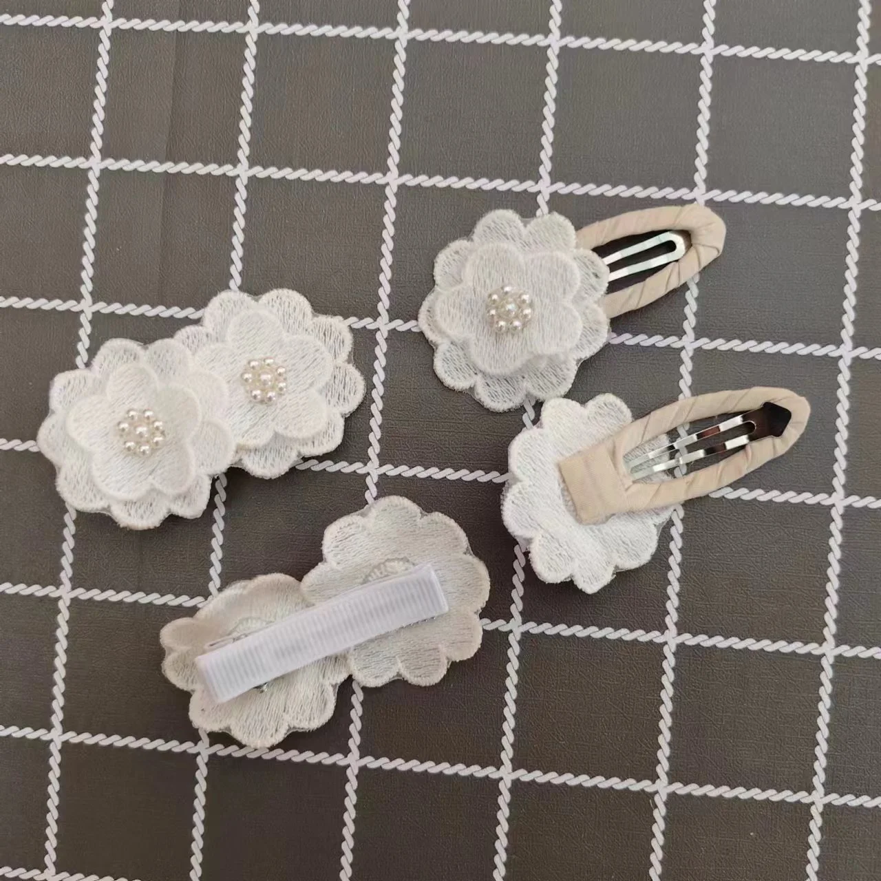 2024 New Styles 2 layers white flower BB clips,pearl center embroidery flower alligator baby hairclip wholesale