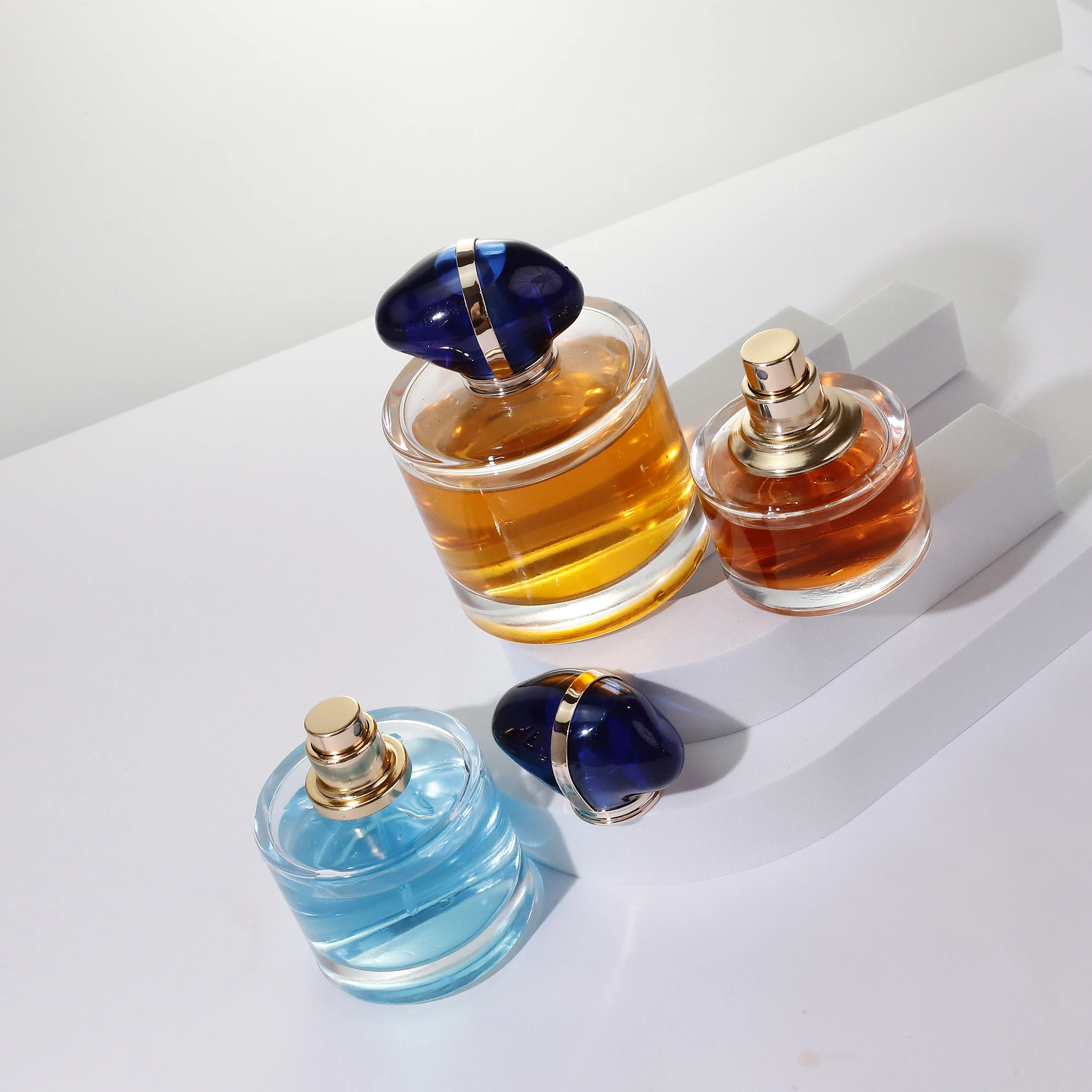 Luxury High Quality Portable 50Ml 100Ml Refillable Round Empty Cap Glass Perfume Bottles with Cap