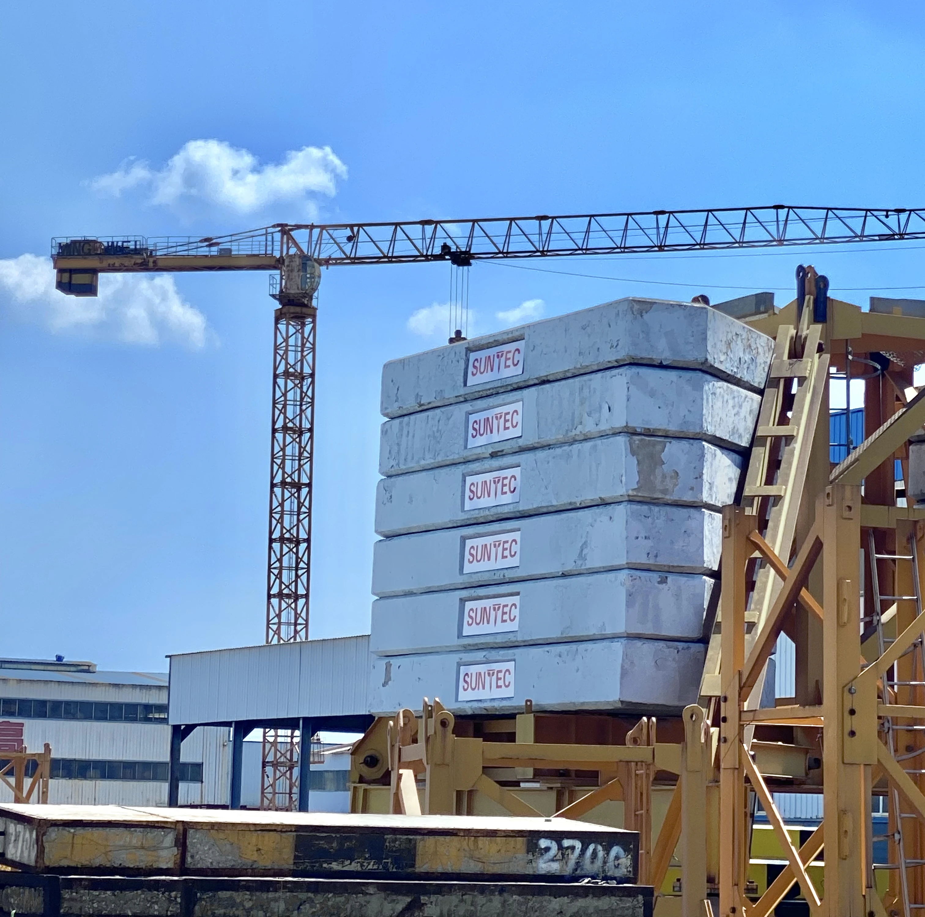 Башенный кран Suntec мини-размера QTZ63 PT5013 5 тонн на шасси