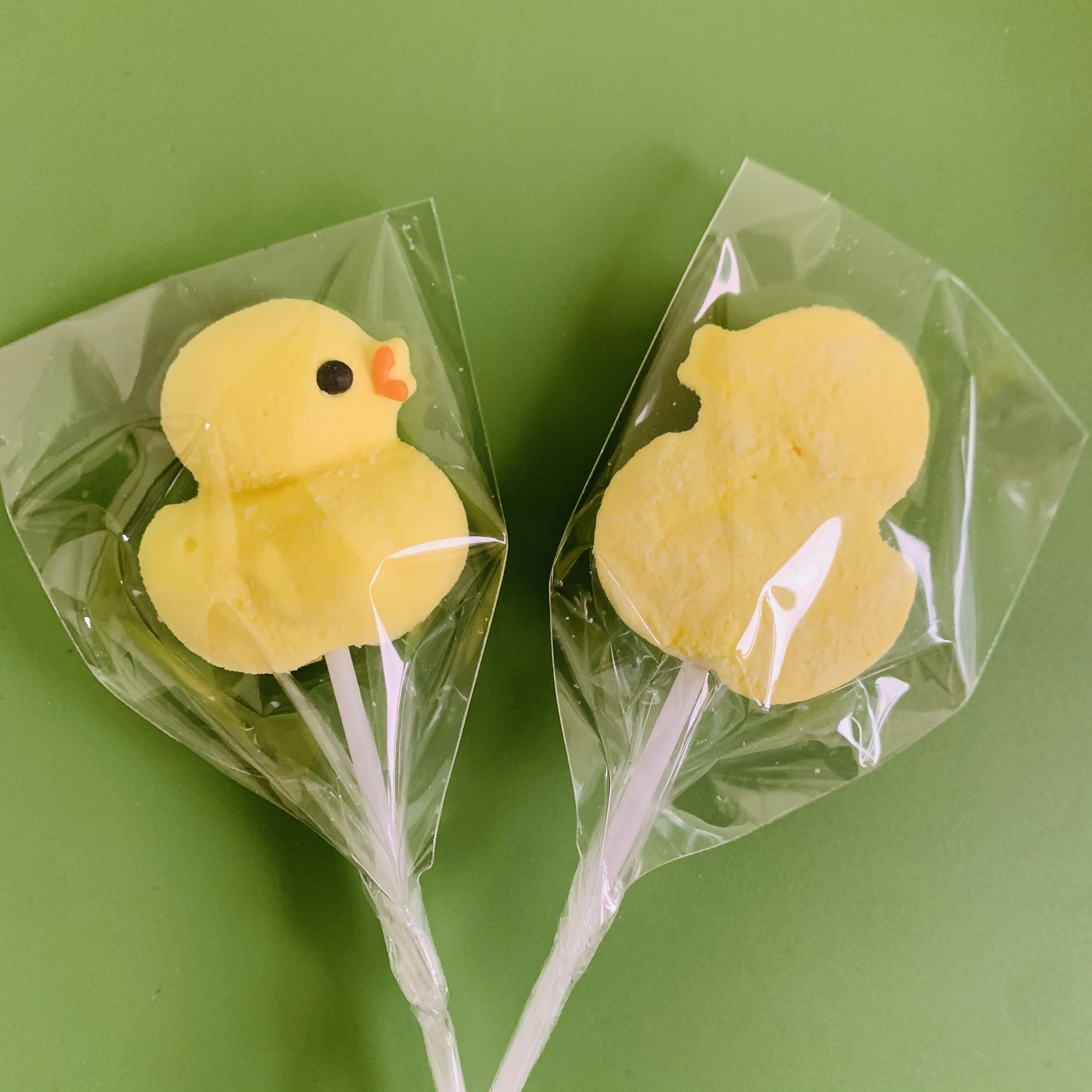 Factory Direct Supply HALAL Colored Marshmallow Lollipop Wholesale Confectionery Cute Yellow Duck Marshmallow Sticks