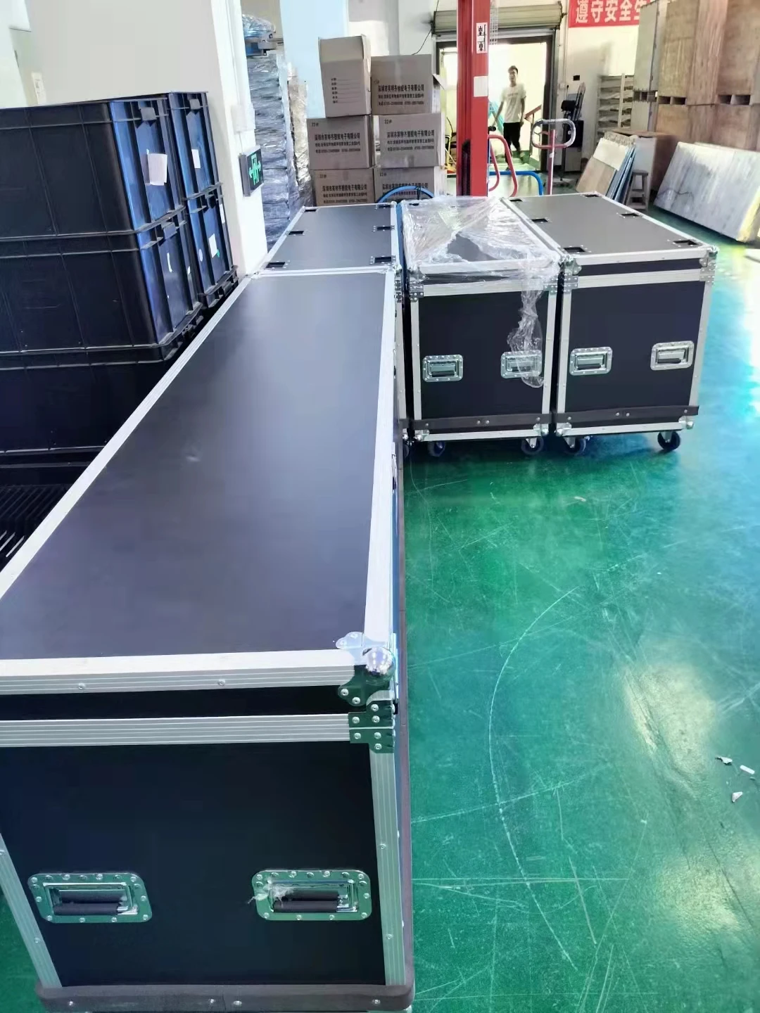 P2.5 Floor Standing Outdoor LED Poster Portable Advertising Billboard Advertising LED Display Screen for Shopping Mall Store