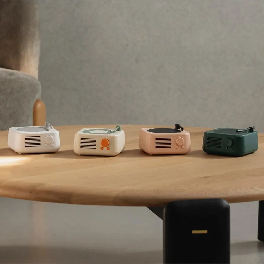 Classic Style Vintage Vinyl Record Player Old Fashioned Wireless Speaker with 5W Power Black Glue Stereo Bass Enhancement