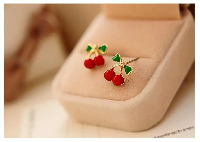 Детские позолоченные серьги-гвоздики в виде вишни с винтовой застежкой и красной эмалью