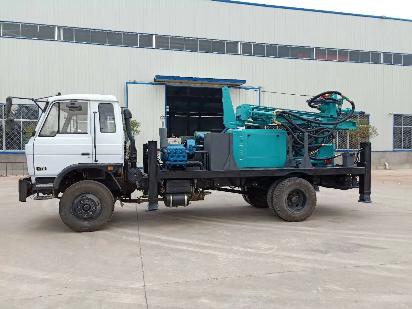 Hydraulic truck-mounted water well drilling rig for