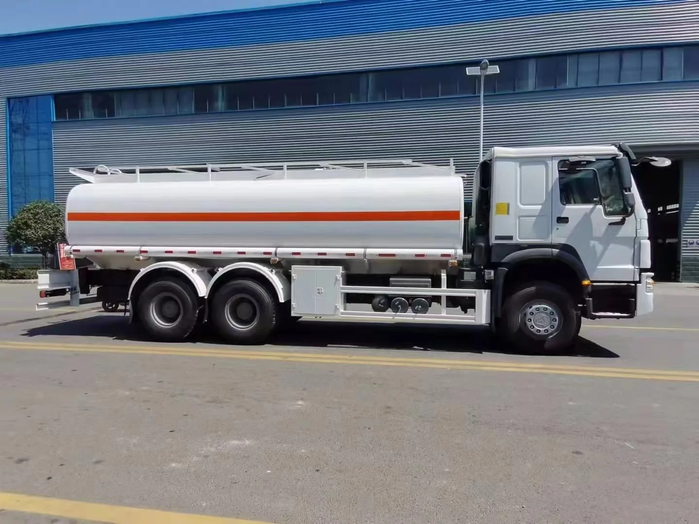 low price 371hp 20000 liters SINOTRUK HOWO oil tanker truck fuel tanker truck