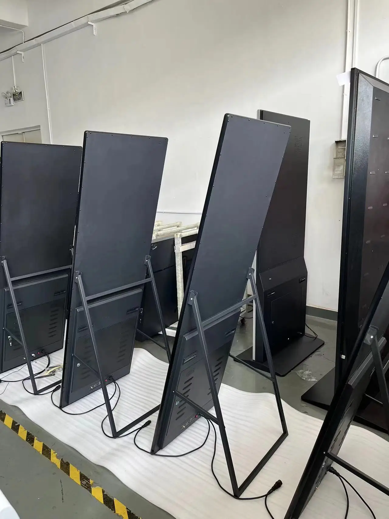 Portable 43 49 55  Inch LCD Advertising Totem Digital Signage Kiosks with CMS Software Advertising Player
