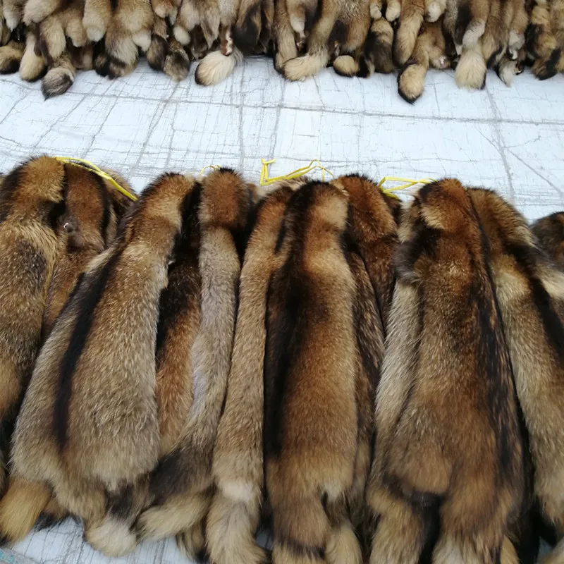 Женская пуховая куртка с воротником из натурального меха енота