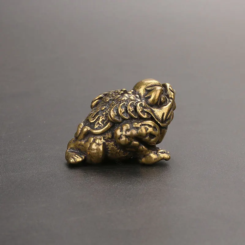 Brass toad hand piece, creative antique tea pet, small bronze incense insert.
