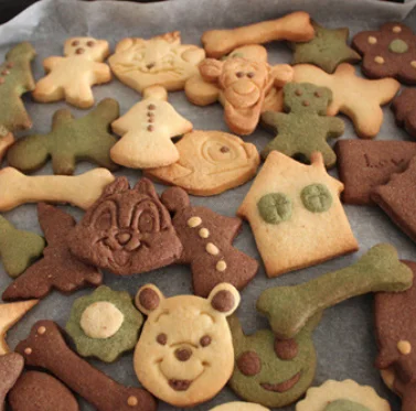 Homesun 2Pcs Cartoon Plastic Cookie Cutter Set 3D Embossing Biscuits Stamps Mold For Kids DIY Fondant Cake Baking Tools