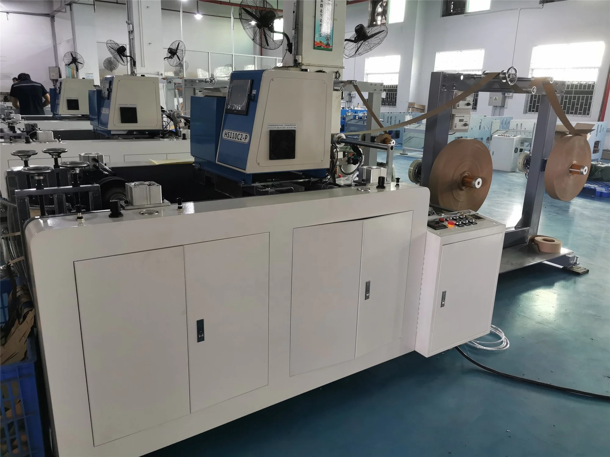 Машина для скрученных бумажных ручек пакетов