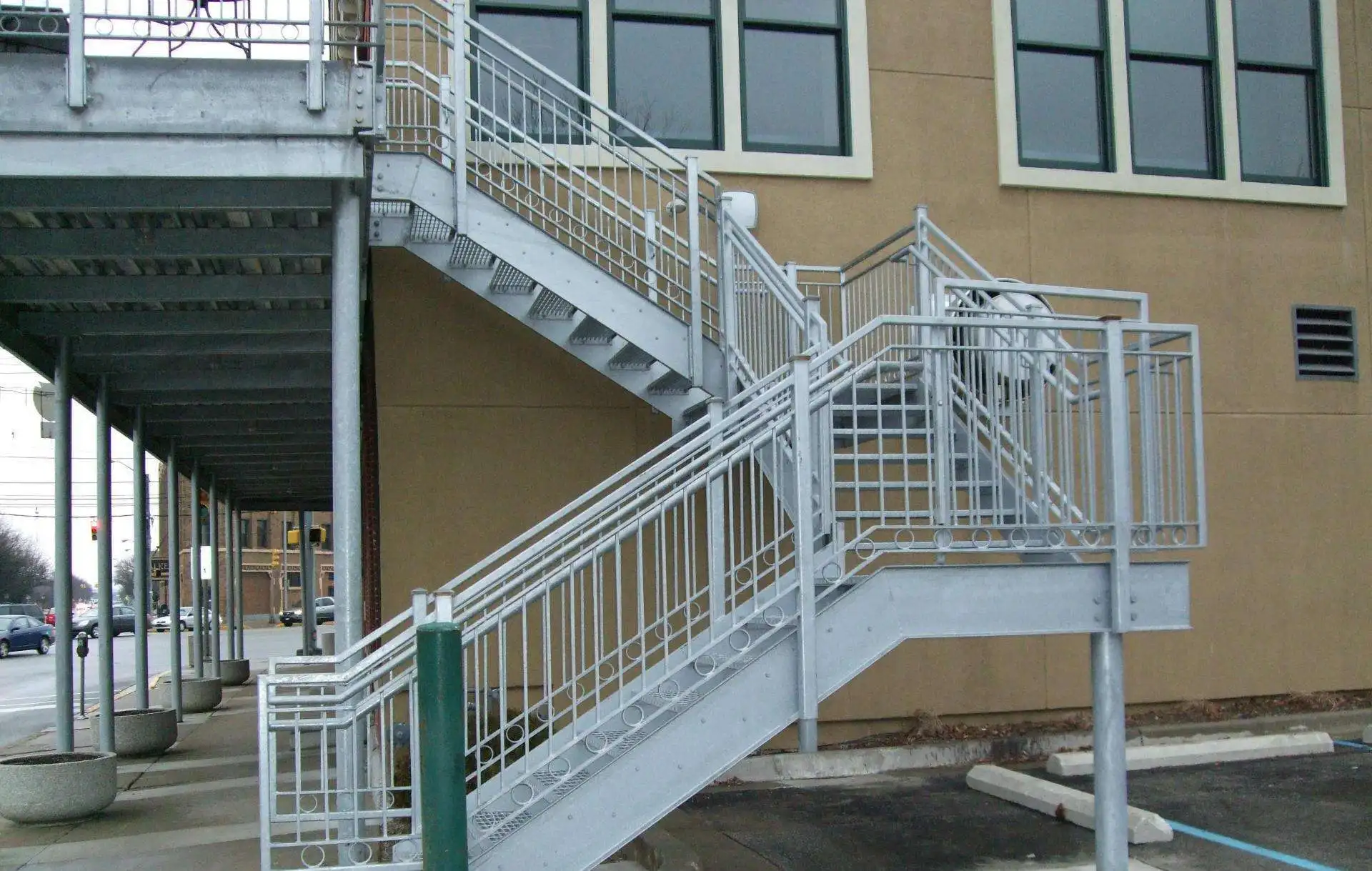 China Prefabricated Steel Structures Workshop / Workshop Matched With Stairs Spiral Staircase With CE