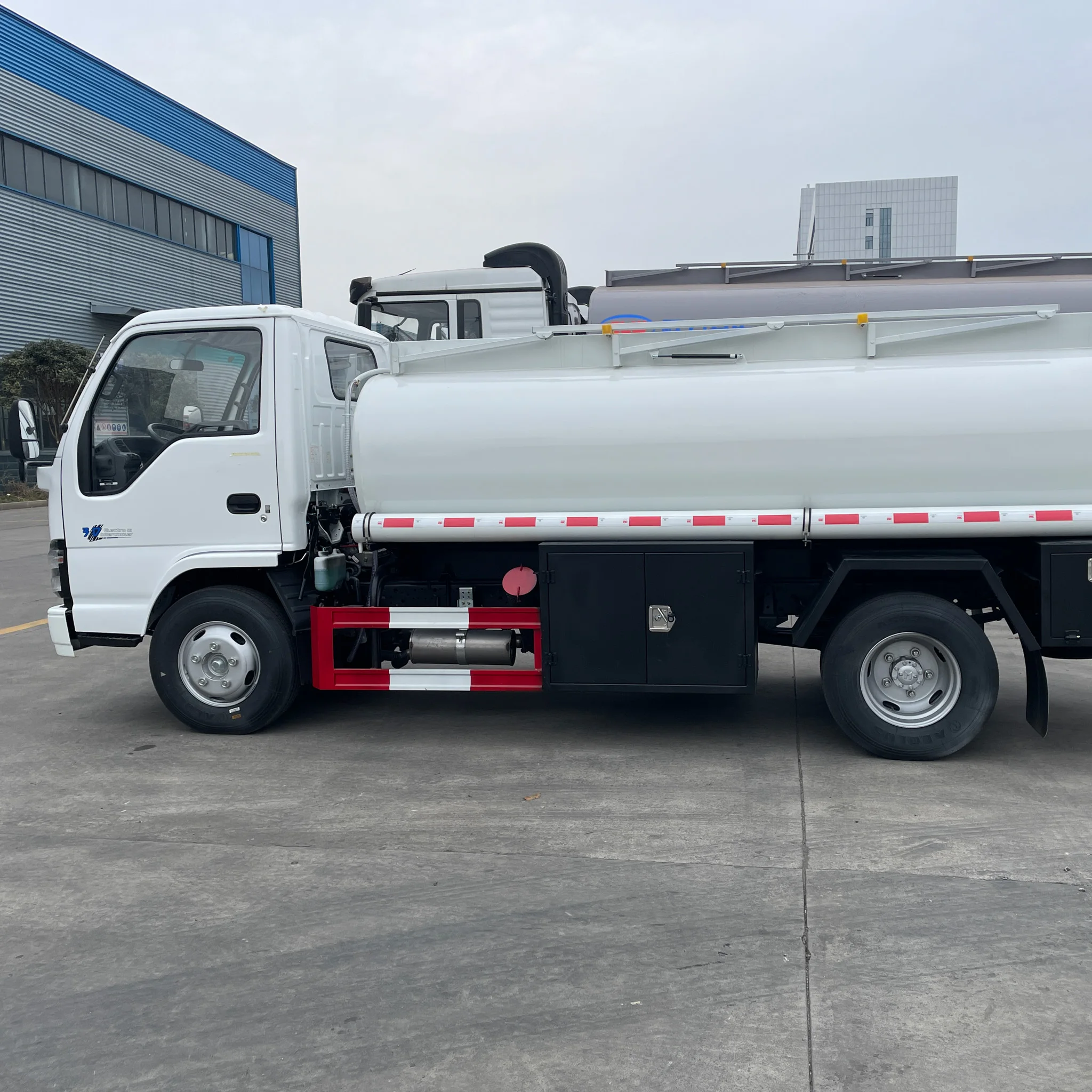 High quality Small ISUZU 4x2 Oil Tank Truck-Factory Direct Hot Sales for Oil Transportation