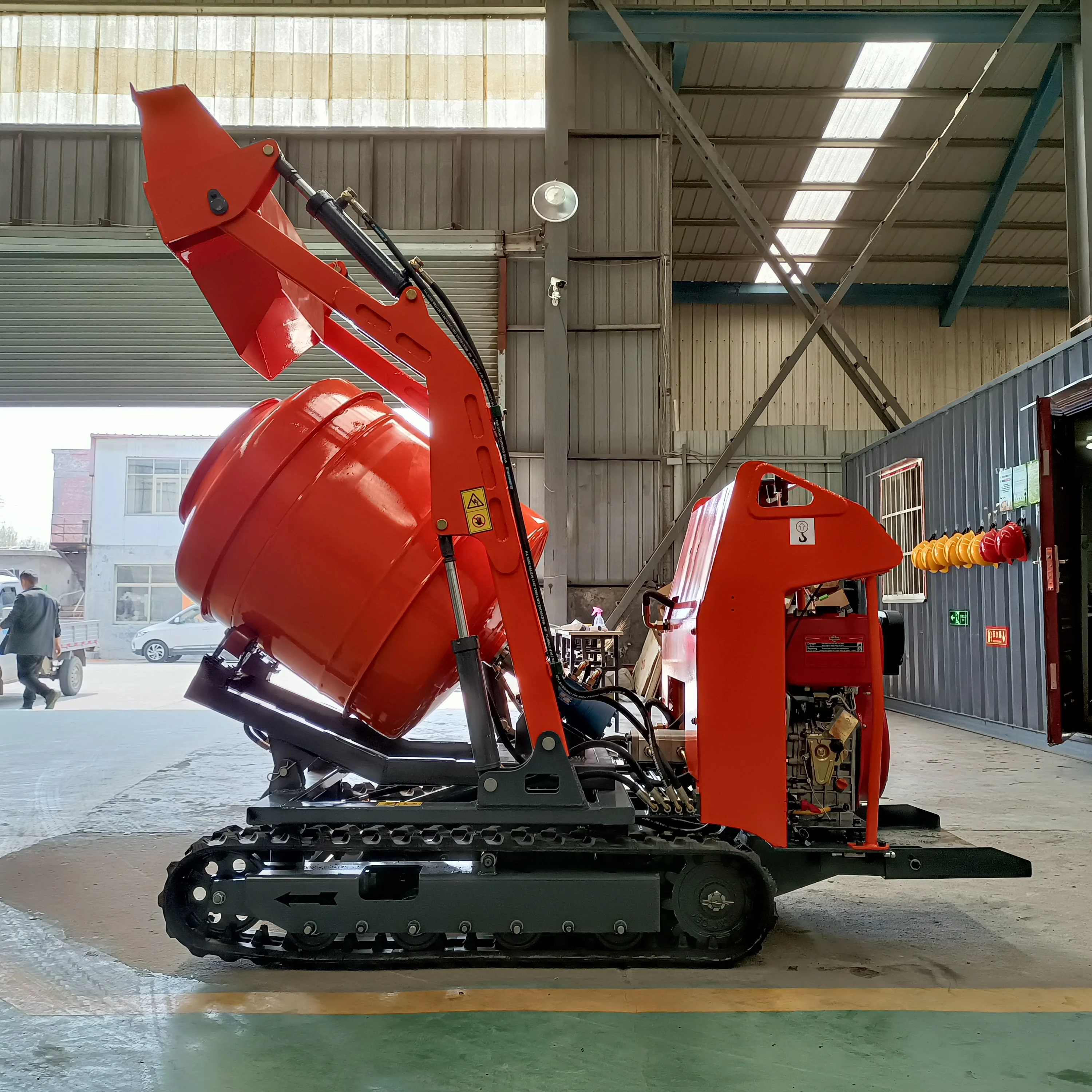 High Quality Mini Small Crawler Concrete Cement Concrete Mixer Automatic Self-loading Mixer