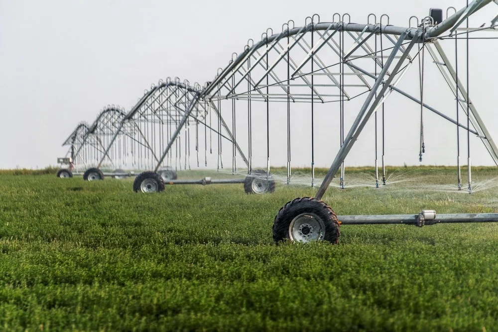 A sprinkler irrigation machine with a straightening system, reliable operation, and good straightness Aqualine