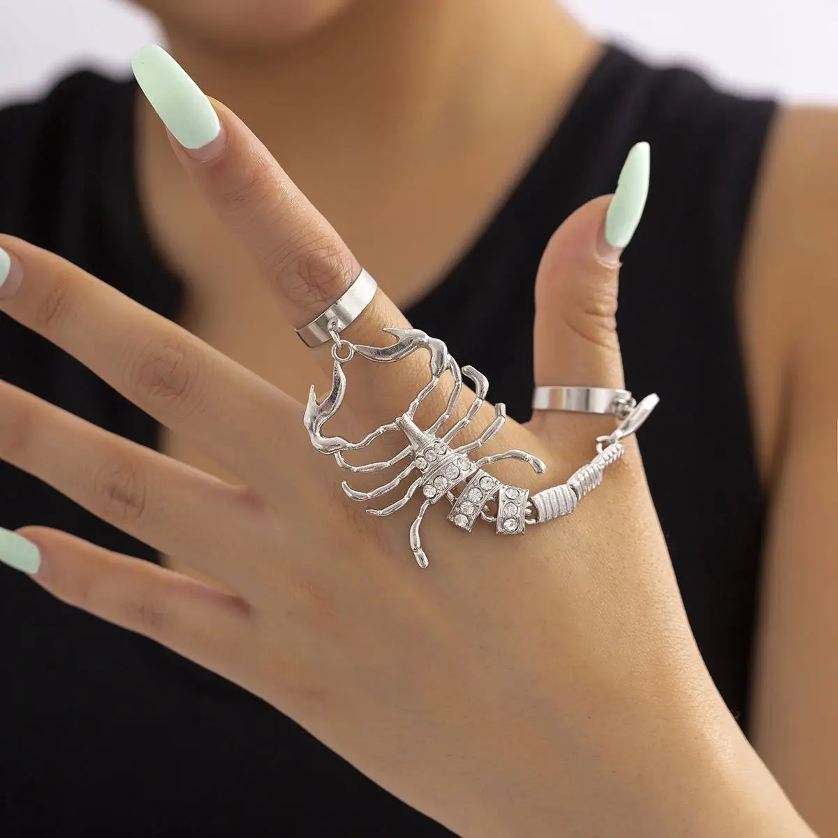 Sweet Cool Hip-hop Punk Ring Unique Temperament Exaggerated Ring Zircon Scorpion Chain Ring for Women