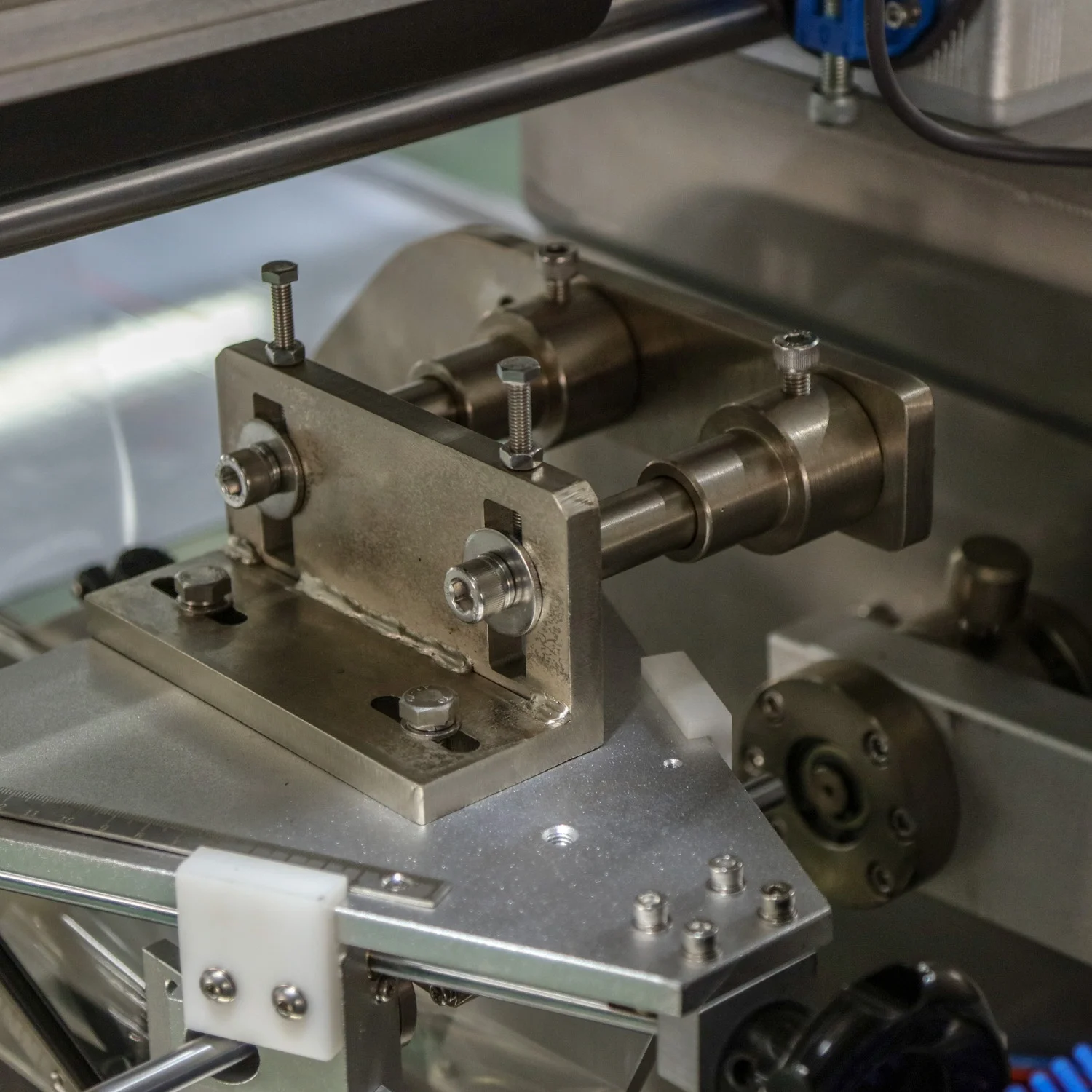 automatic chocolate granola bar loading conveyor flow wrapping packaging machine for bars