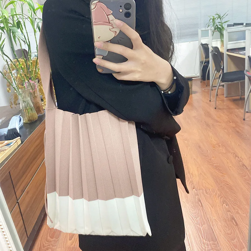 Casual design Contrasting colors knitted shopping bag Women knitting tote handbags ruched pleated bag expandable bags
