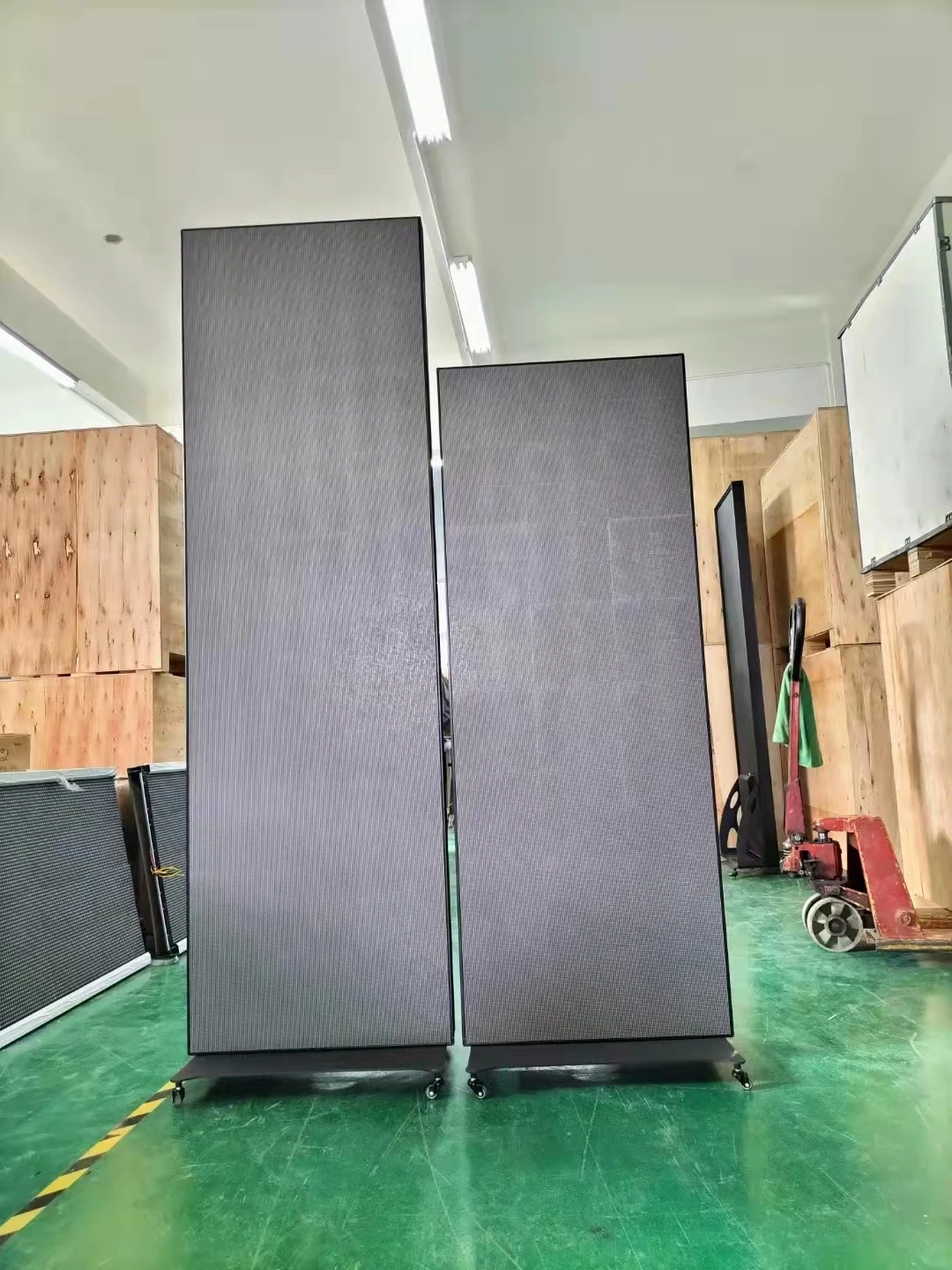 P2.5 Floor Standing Outdoor LED Poster Portable Advertising Billboard Advertising LED Display Screen for Shopping Mall Store