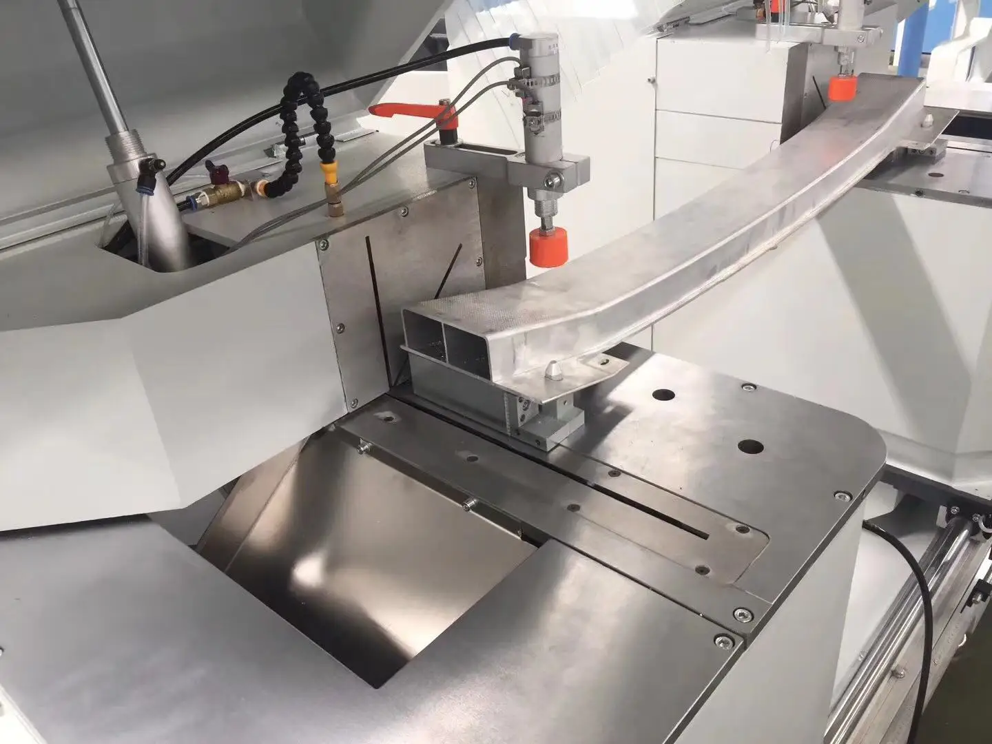 Одиночная автоматическая подача CNC режущая пила алюминиевый профиль и ПВХ/НПВХ с мотором ПЛК