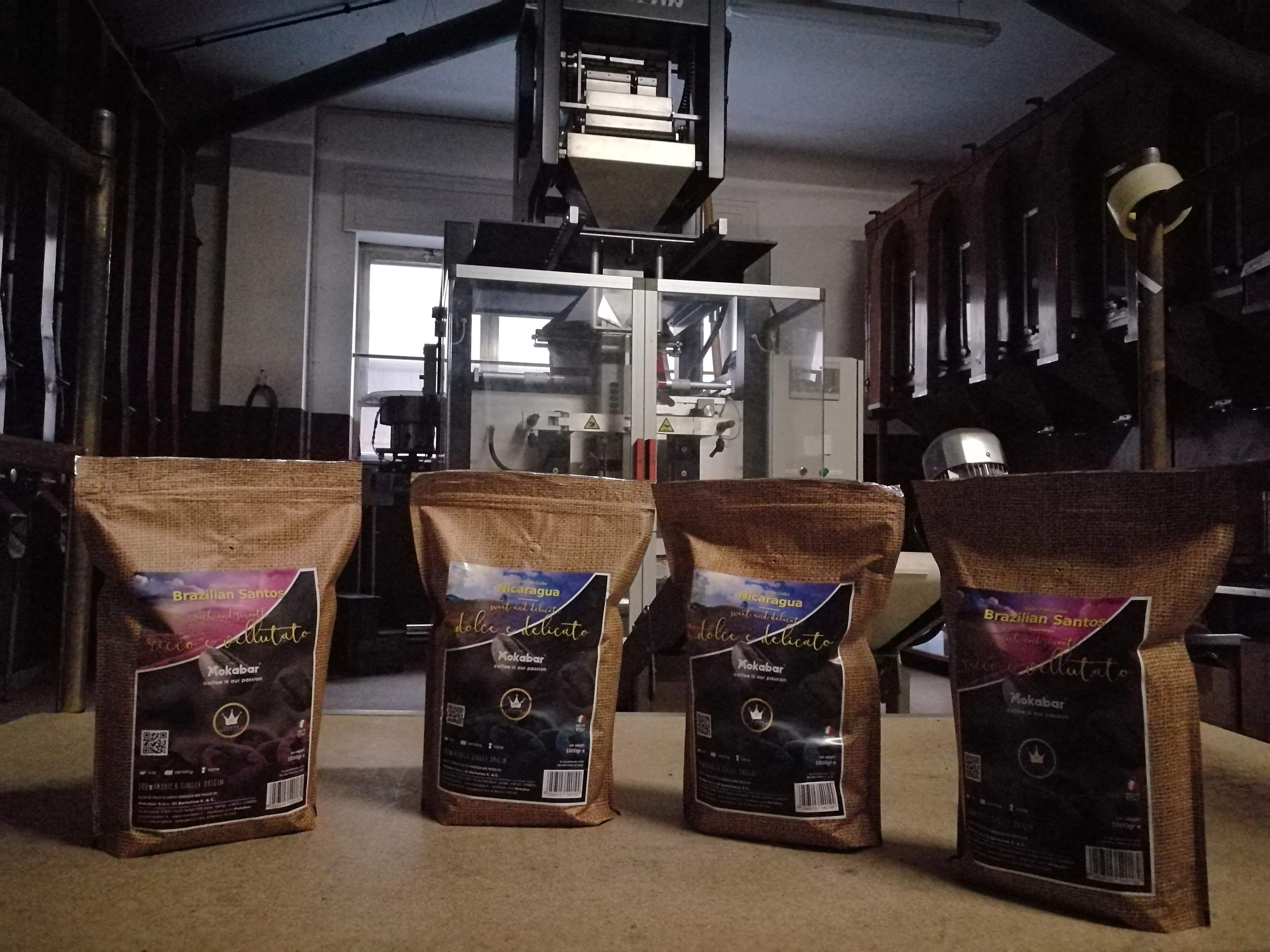 Итальянские высококачественные индийские 100% робуста жареные кофейные зерна для ресторанов производства мобера, Сделано в Италии