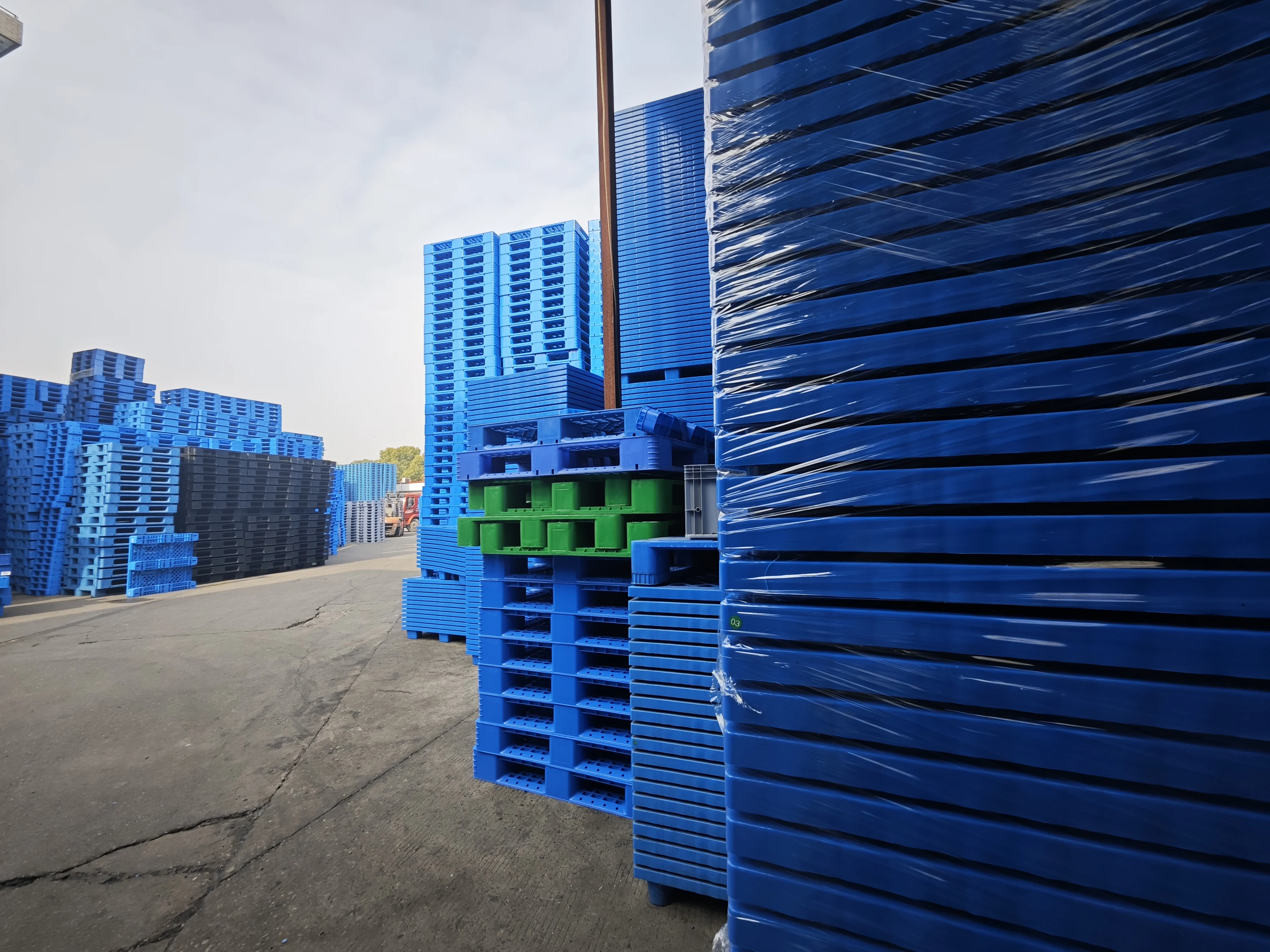 NEXARA Customize Logo printing 1010 1000*1000*150mm Grid Surface Three Runner Plastic Pallet for Logistic Turnover