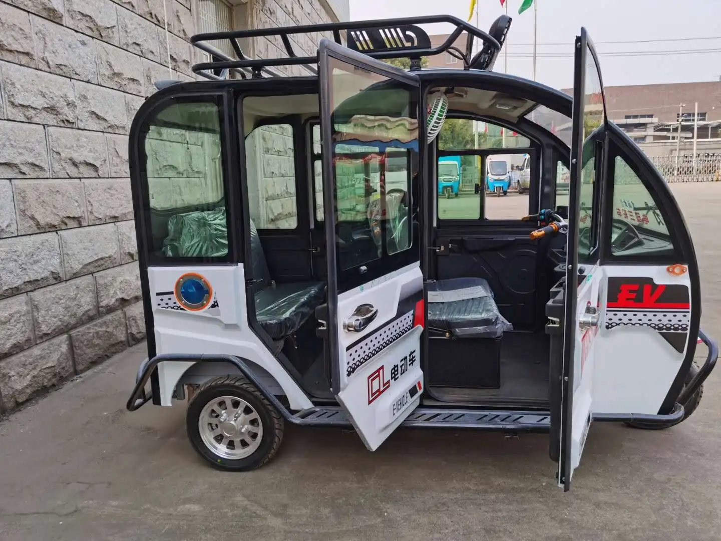 China Changli New Energy city electric car, mini electric tricycle, electric car with roof.