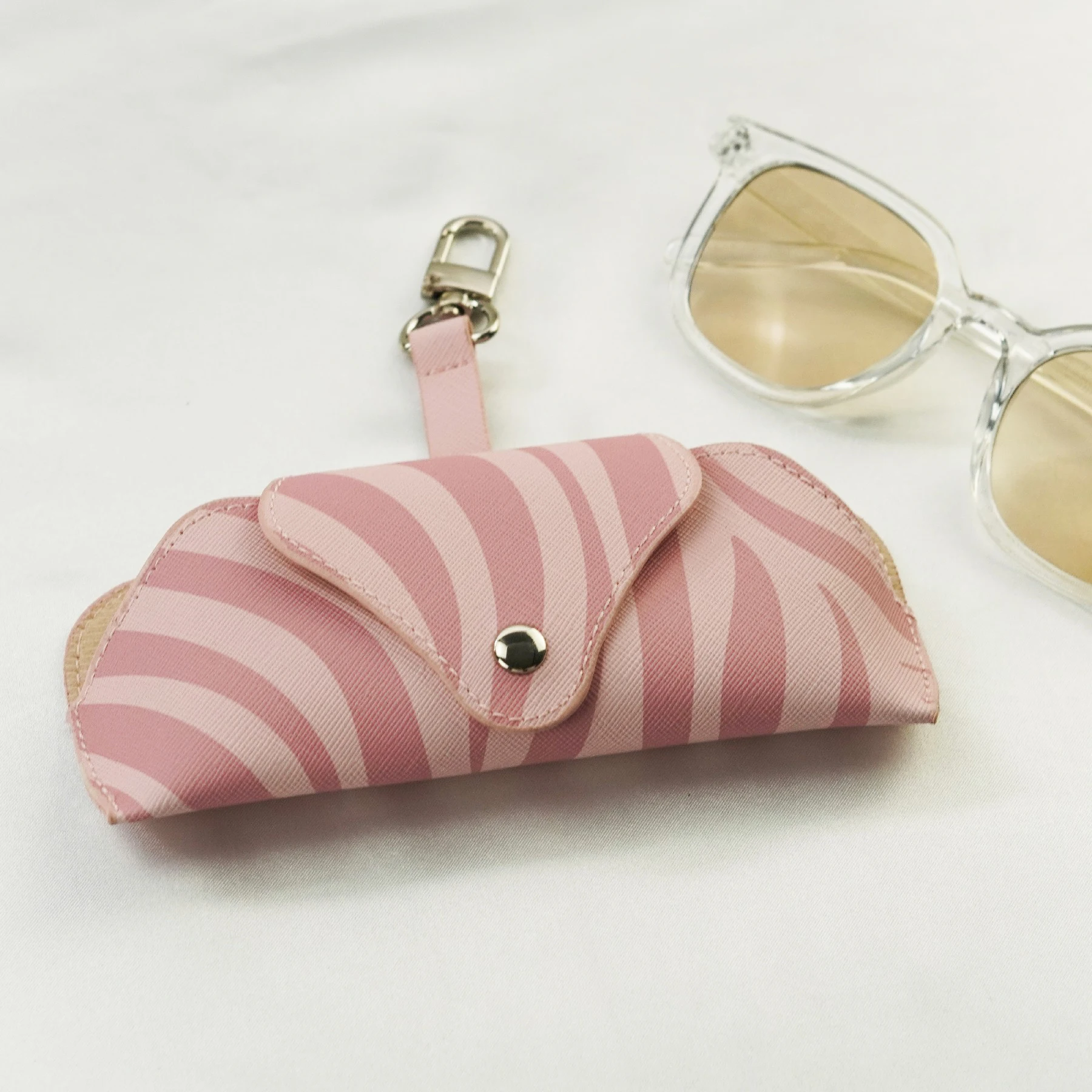 Custom Portable Handmade PU Leather Glasses Bag with Lanyard Hanging Sunglasses Pouch Simple Sunglasses Case