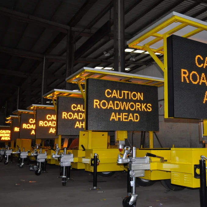 Мобильный информационный СВЕТОДИОДНЫЙ дорожный предупреждающий знак на солнечных батареях, СВЕТОДИОДНЫЙ дорожный дисплей с установкой на прицеп