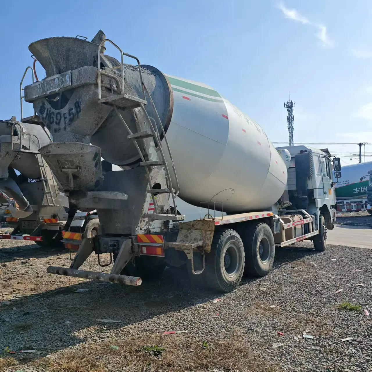 sells hot selling heavy-duty truck HOWO concrete Cement Mixer Truck Electric 6x4 /8X4Self Loading MobileConcreteMixer Truck