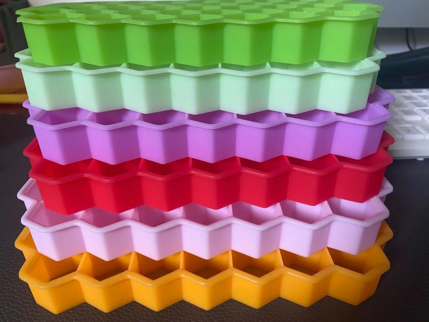 Silicone ice tray mold with cover honeycomb ice mold household artifact ice tray