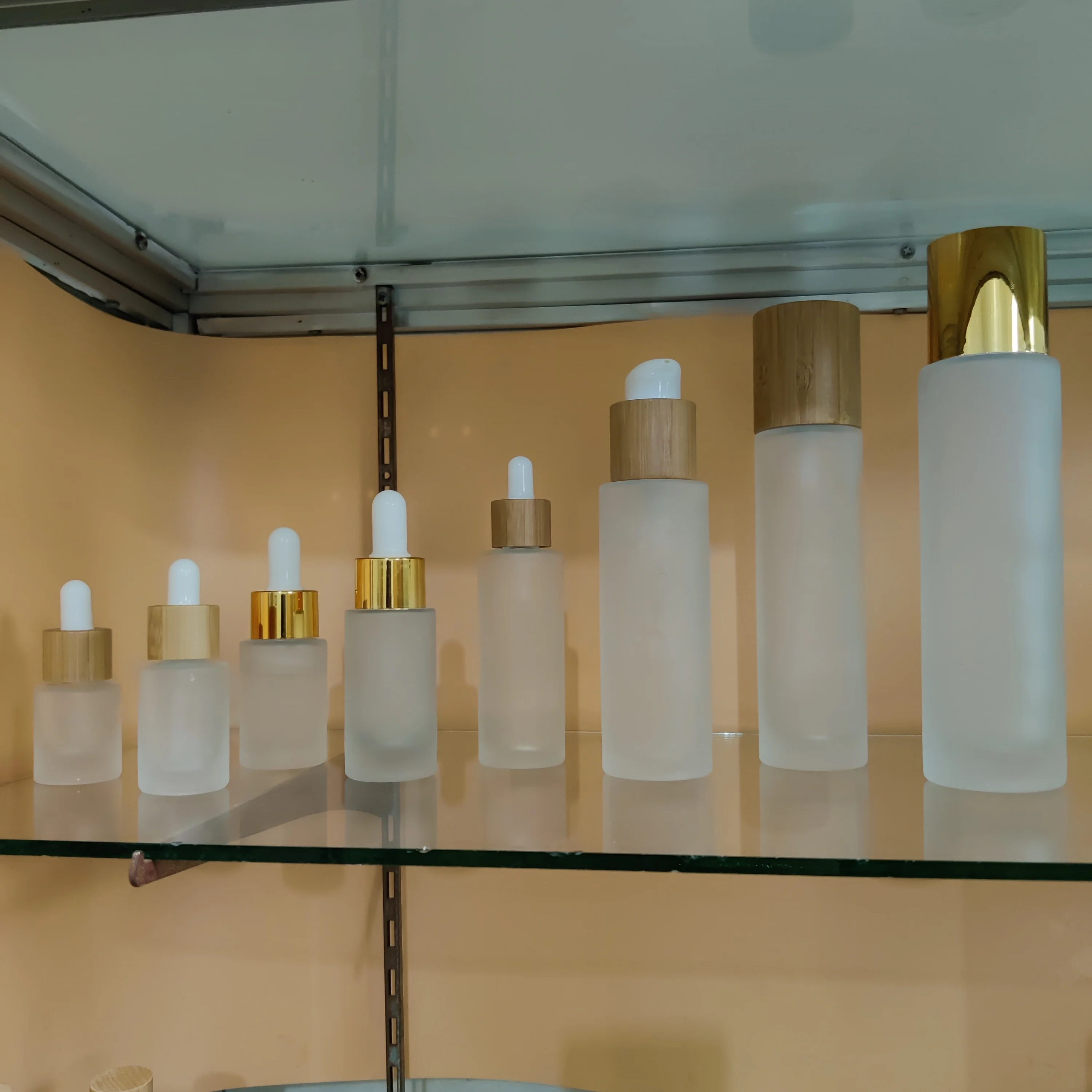 High quality 1 oz 1/2 oz 1 fl oz 2 oz 4 oz bamboo pump/dropper empty  frosted round  glass bottles for cosmetics