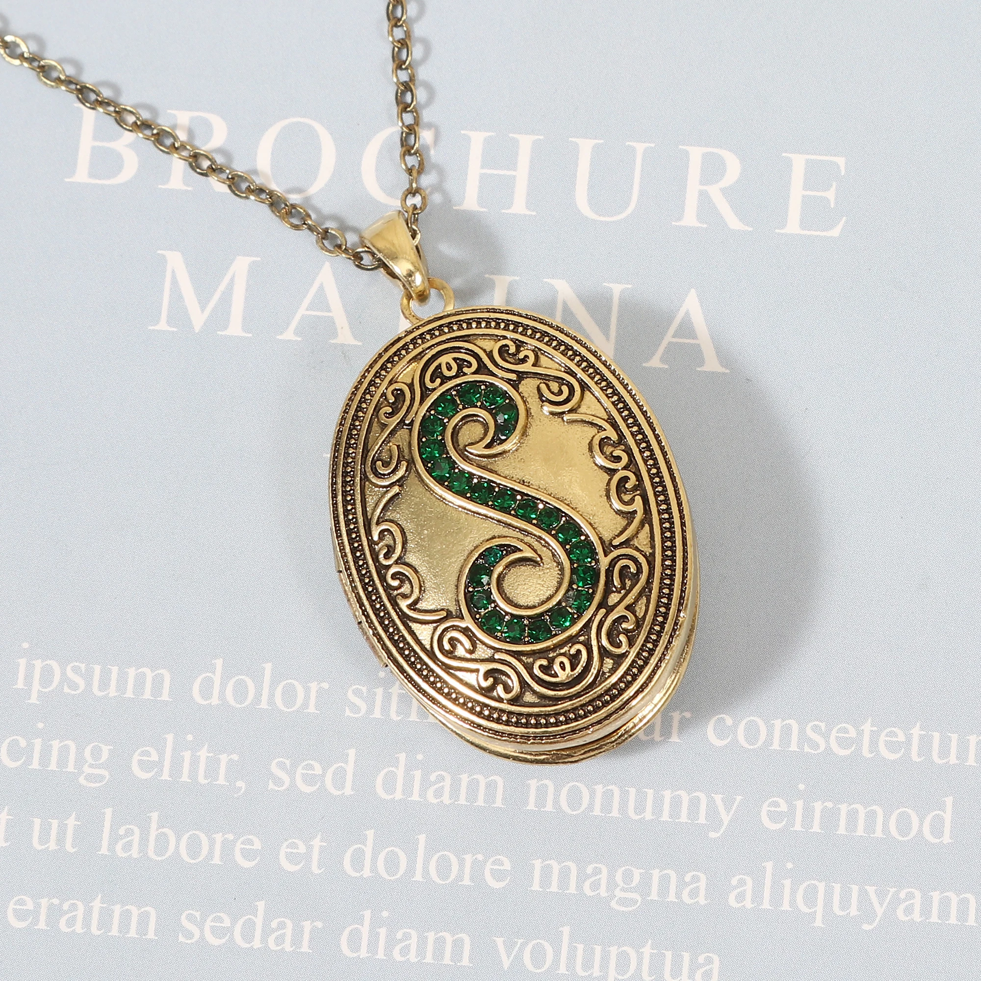 New Style Custom Cheap Oval shaped Green Rhinestone Crystal S Letter Locket Frame pendant Necklace With Picture